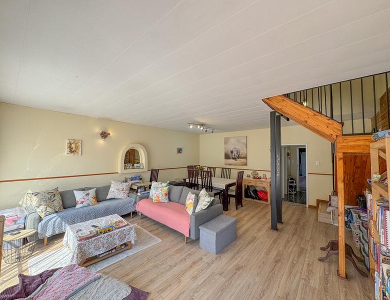 3 Bedroom, Corner Unit close to Eldoraigne High School