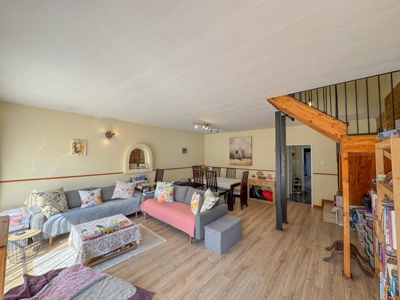 3 Bedroom, Corner Unit close to Eldoraigne High School