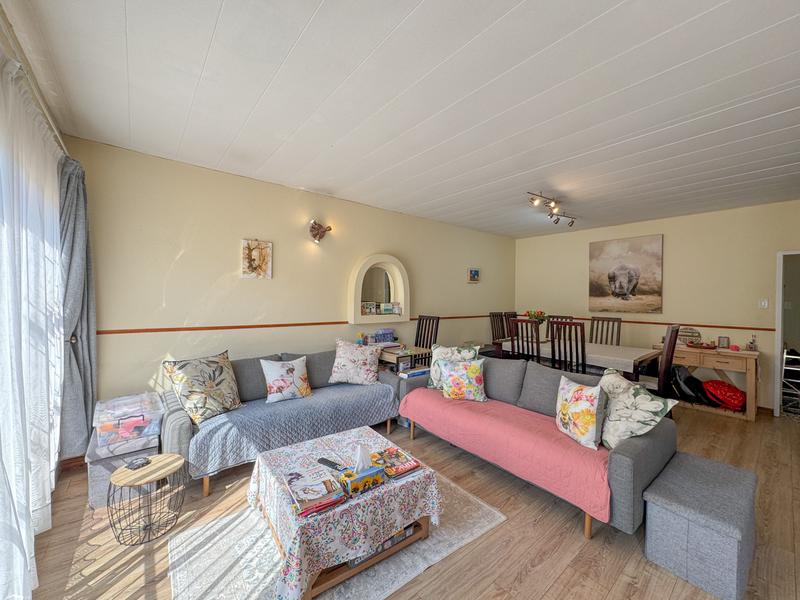 3 Bedroom, Corner Unit close to Eldoraigne High School