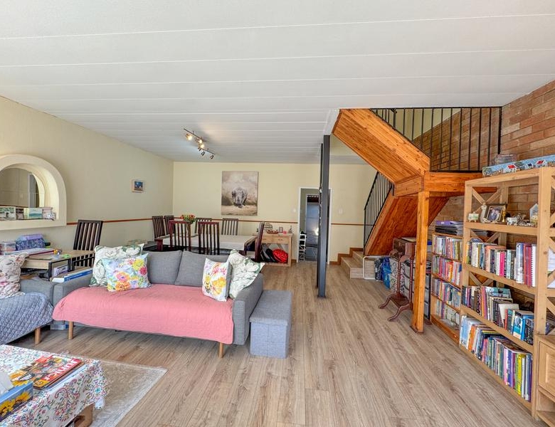 3 Bedroom, Corner Unit close to Eldoraigne High School