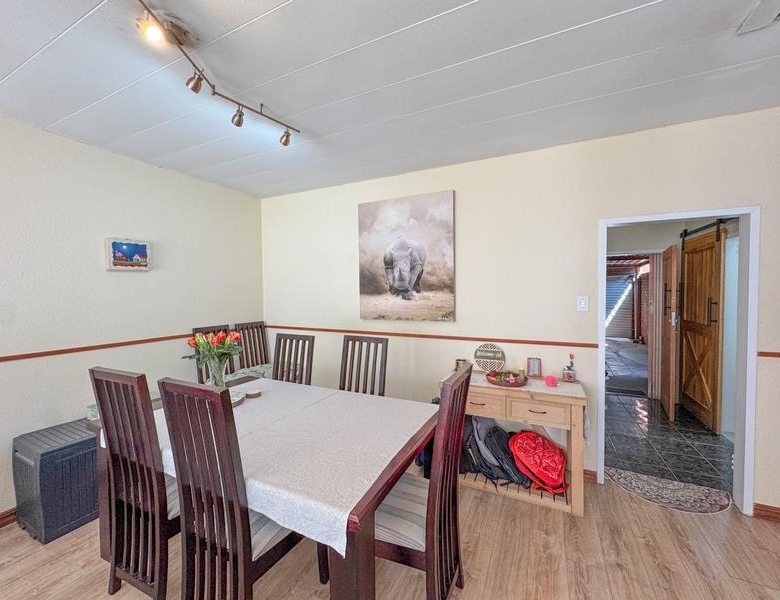 3 Bedroom, Corner Unit close to Eldoraigne High School