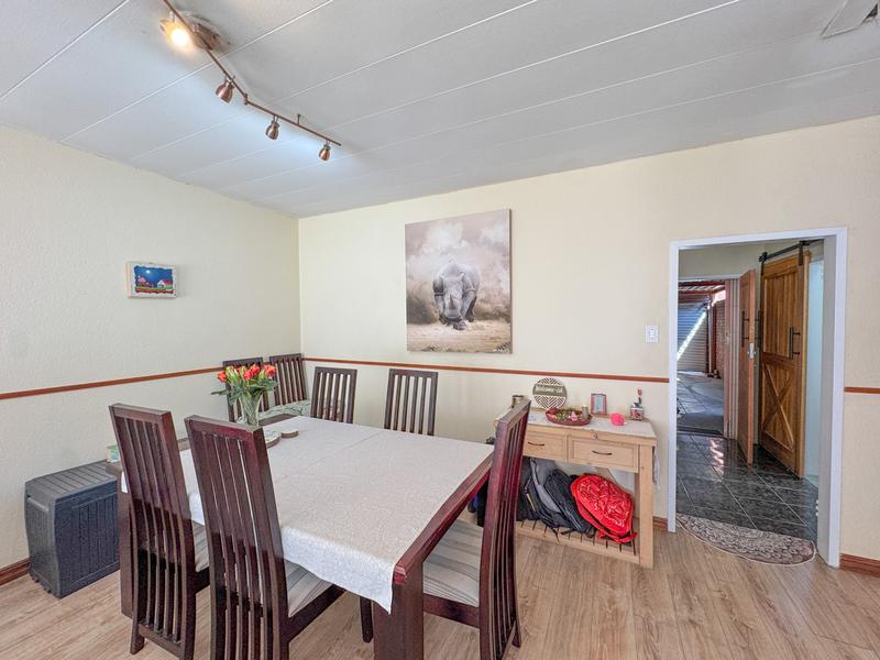 3 Bedroom, Corner Unit close to Eldoraigne High School