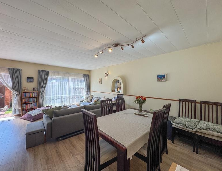 3 Bedroom, Corner Unit close to Eldoraigne High School