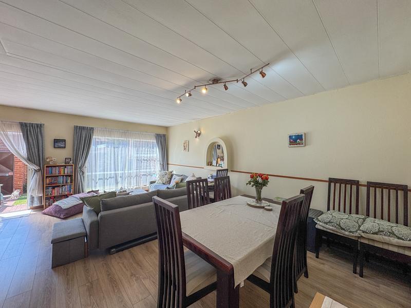 3 Bedroom, Corner Unit close to Eldoraigne High School
