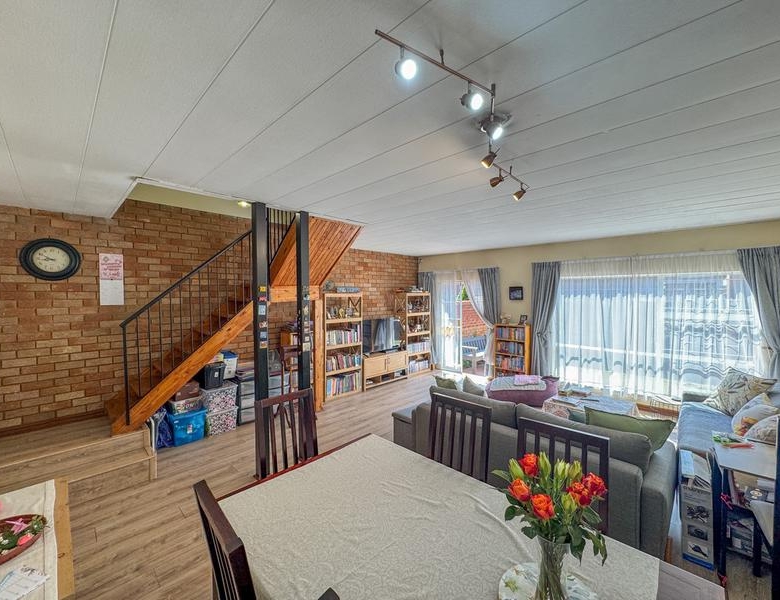 3 Bedroom, Corner Unit close to Eldoraigne High School