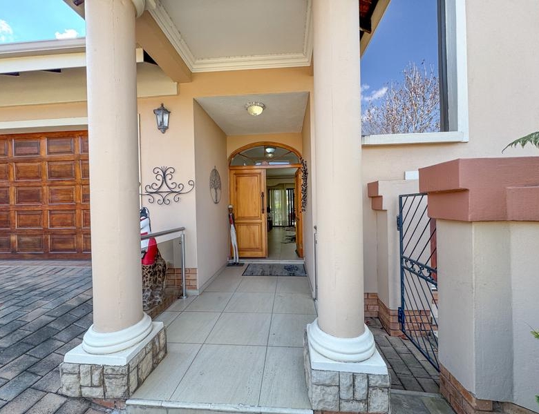 Exceptional Family Home on a Corner Stand in Midlands Estate