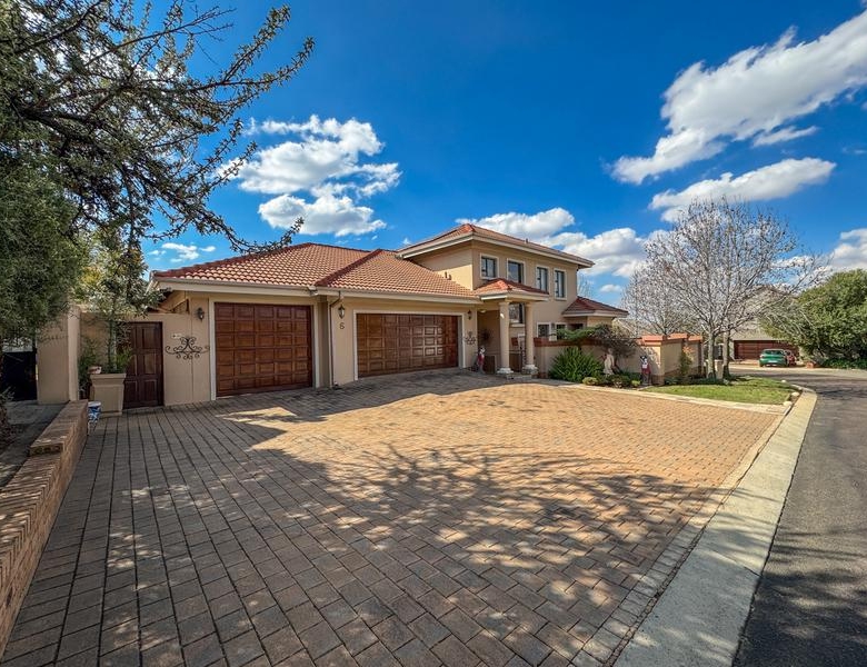 Exceptional Family Home on a Corner Stand in Midlands Estate