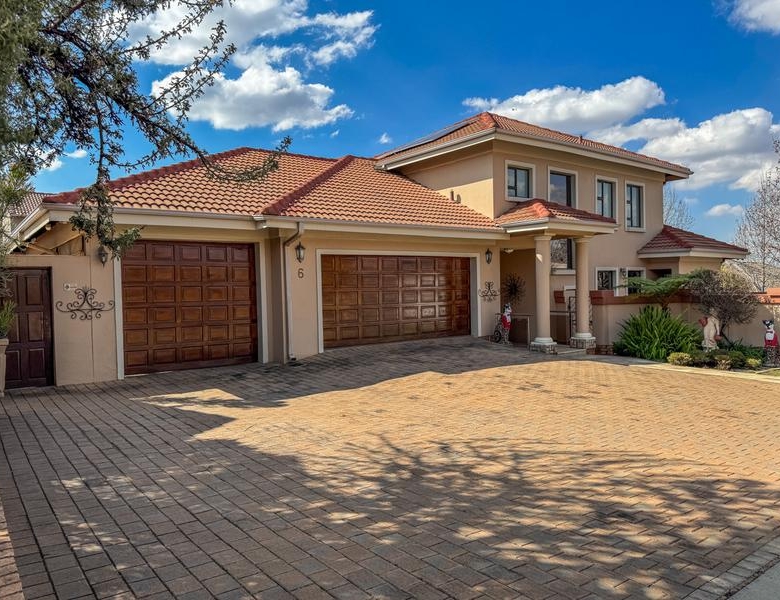 Exceptional Family Home on a Corner Stand in Midlands Estate