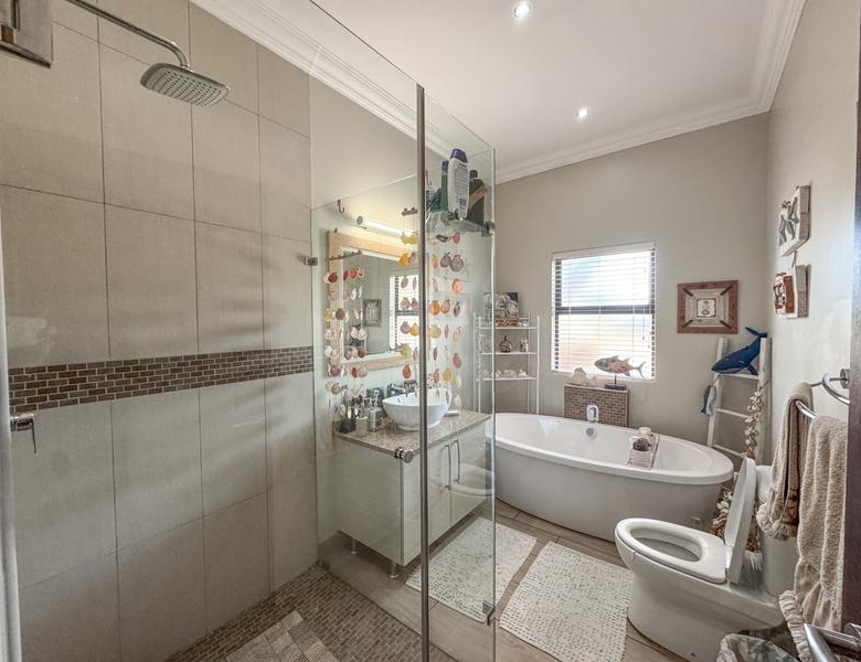 Elegant SIngle Storey 4 bedroom Home in Midstream Hill