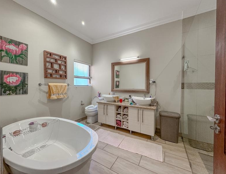 Elegant SIngle Storey 4 bedroom Home in Midstream Hill