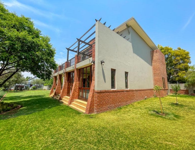 EXQUISITE 4 BEDROOM FAMILY HOME INCLUDING FLATLET PLUS STUDY AVAILABLE IN MIDSTREAM PROPER!