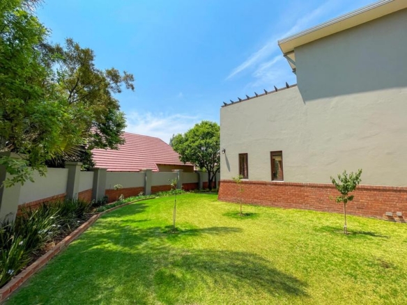 EXQUISITE 4 BEDROOM FAMILY HOME INCLUDING FLATLET PLUS STUDY AVAILABLE IN MIDSTREAM PROPER!
