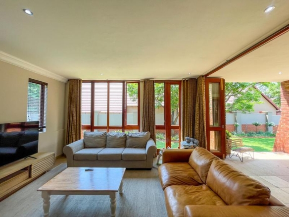 EXQUISITE 4 BEDROOM FAMILY HOME INCLUDING FLATLET PLUS STUDY AVAILABLE IN MIDSTREAM PROPER!