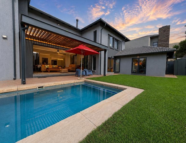 STUNNING HOME IN THE HEART OF MIDLANDS ESTATE — DON’T MISS THIS ONE!