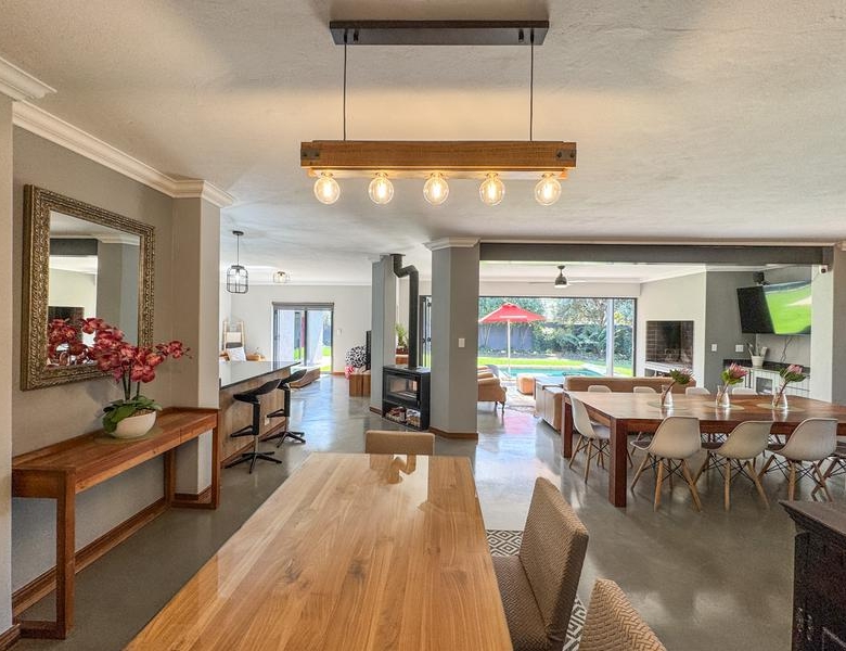 STUNNING HOME IN THE HEART OF MIDLANDS ESTATE — DON’T MISS THIS ONE!