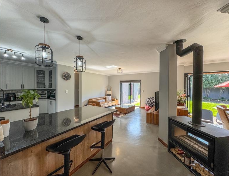 STUNNING HOME IN THE HEART OF MIDLANDS ESTATE — DON’T MISS THIS ONE!