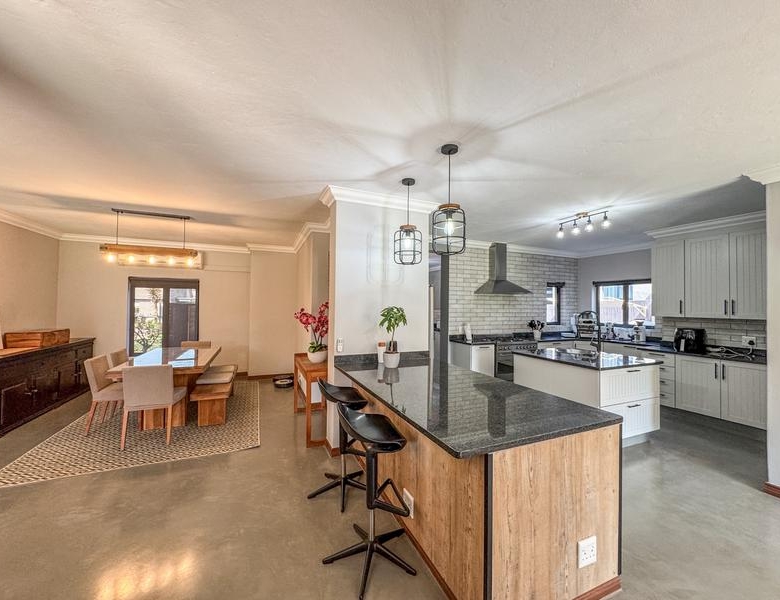STUNNING HOME IN THE HEART OF MIDLANDS ESTATE — DON’T MISS THIS ONE!