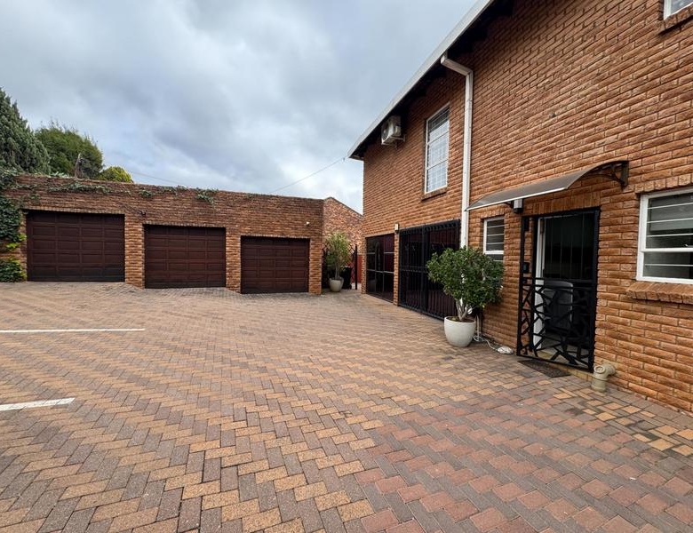 Elevated Luxury Living on the Hill in Zwartkop x4