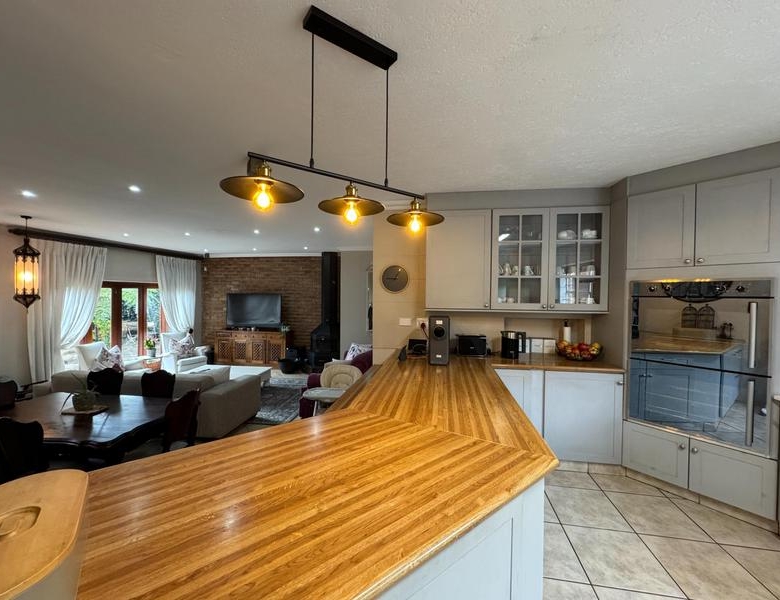 Elevated Luxury Living on the Hill in Zwartkop x4
