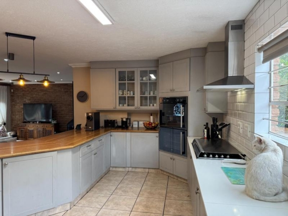 Elevated Luxury Living on the Hill in Zwartkop x4