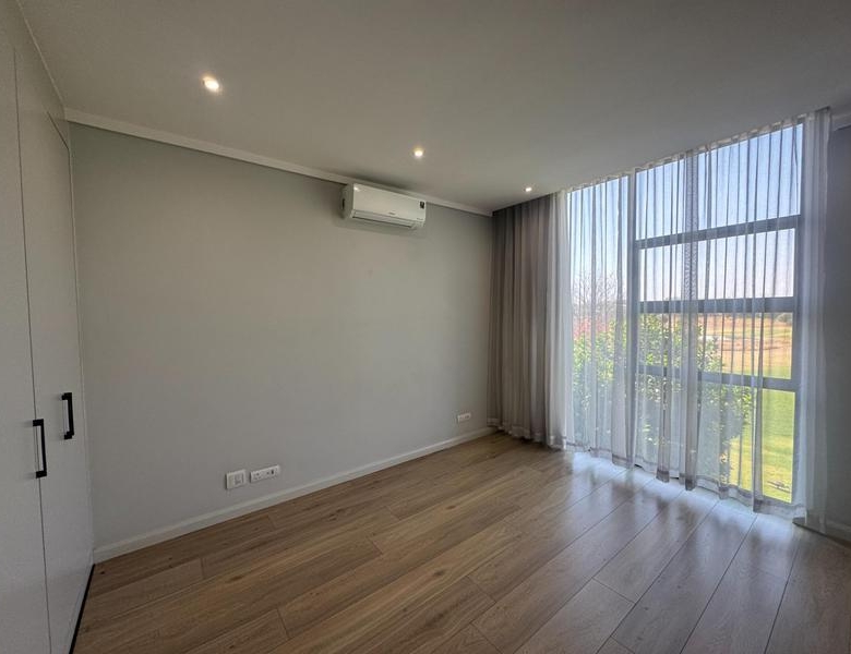 Golf Course View! 2 Bed Apartment with Double Garages
