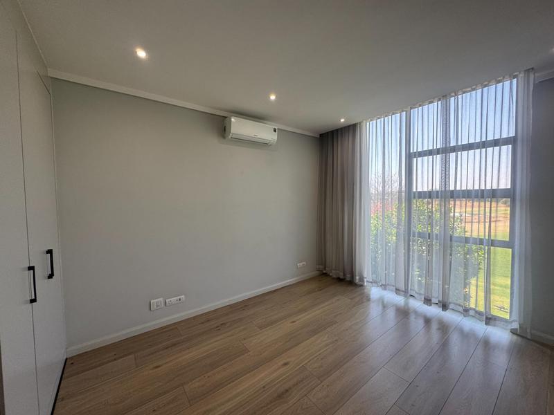 Golf Course View! 2 Bed Apartment with Double Garages
