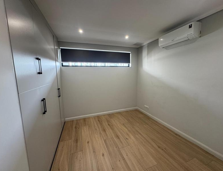 Golf Course View! 2 Bed Apartment with Double Garages