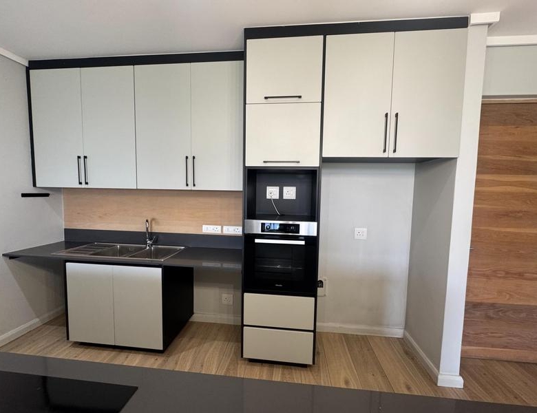 Golf Course View! 2 Bed Apartment with Double Garages