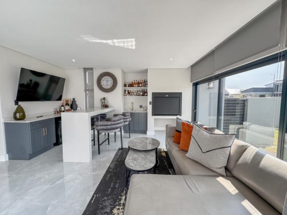 NEW LISTING | MODERN ELEGANCE IN MIDSTREAM HEIGHTS