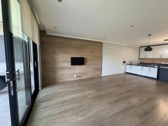 Golf Course View! 2 Bed Apartment with Double Garages