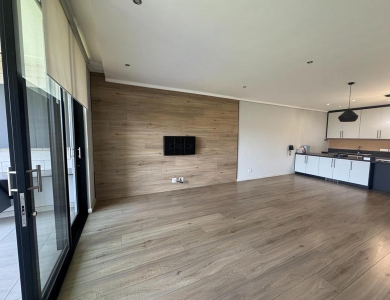 Golf Course View! 2 Bed Apartment with Double Garages