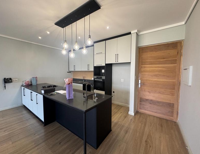 Golf Course View! 2 Bed Apartment with Double Garages