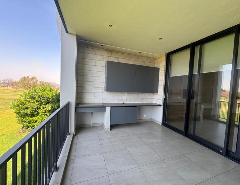 Golf Course View! 2 Bed Apartment with Double Garages