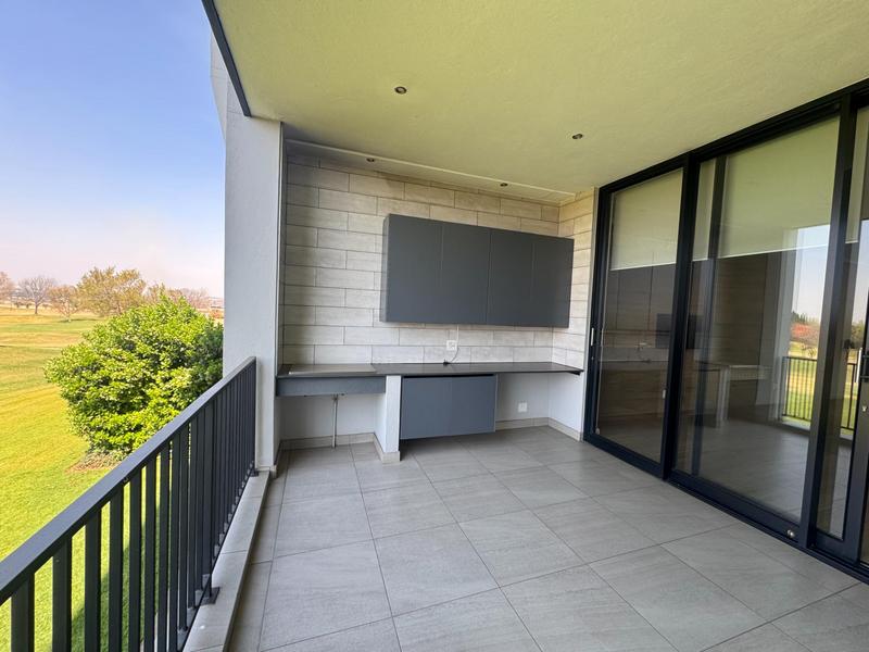 Golf Course View! 2 Bed Apartment with Double Garages