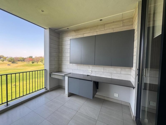 Golf Course View! 2 Bed Apartment with Double Garages
