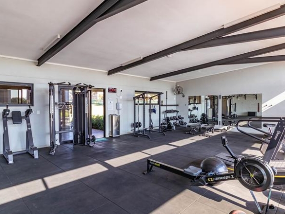 Golf Course View! 2 Bed Apartment with Double Garages