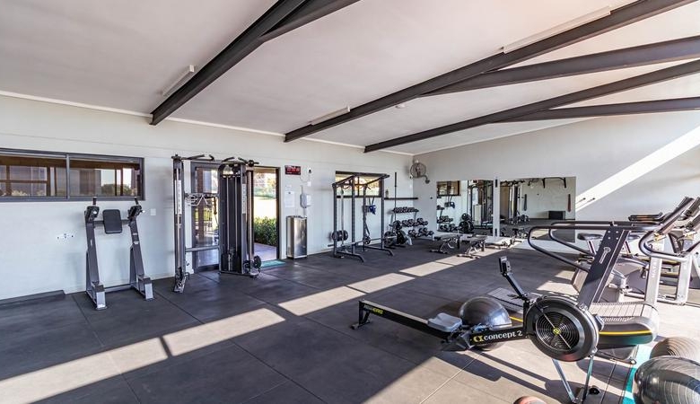 Golf Course View! 2 Bed Apartment with Double Garages