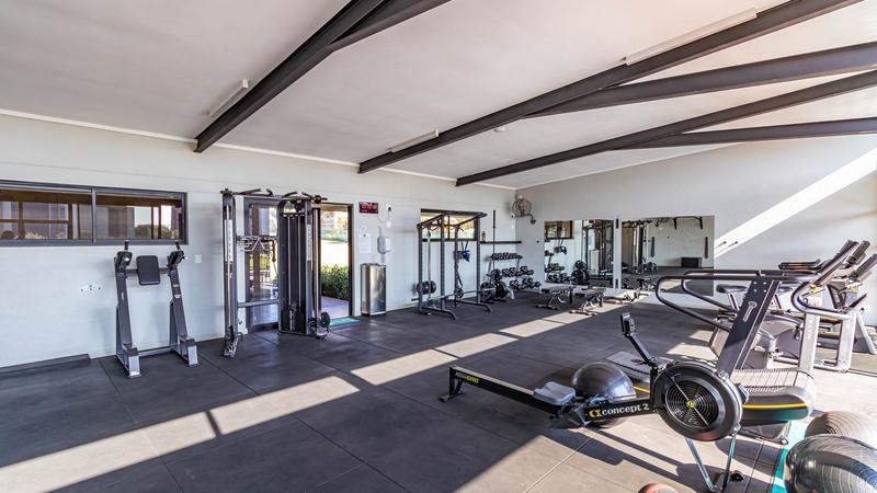 Golf Course View! 2 Bed Apartment with Double Garages