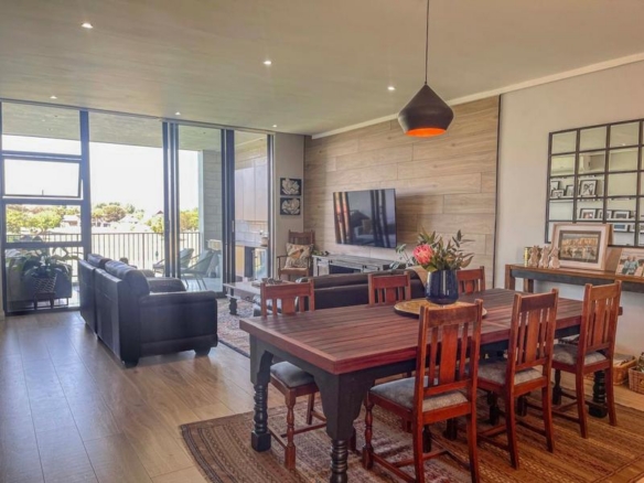 Golf Course View! 2 Bed Apartment with Double Garages