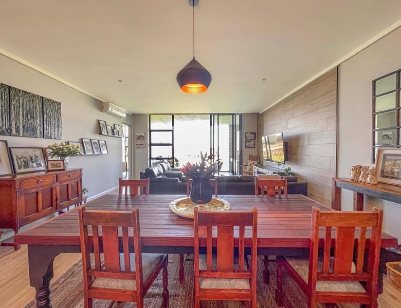 Golf Course View! 2 Bed Apartment with Double Garages
