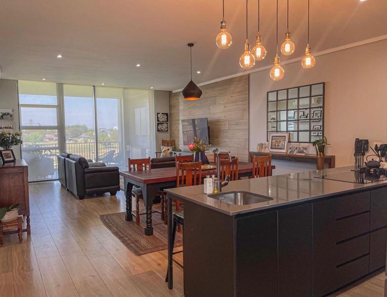 Golf Course View! 2 Bed Apartment with Double Garages