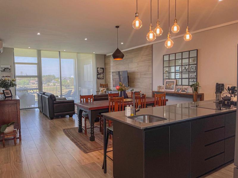 Golf Course View! 2 Bed Apartment with Double Garages