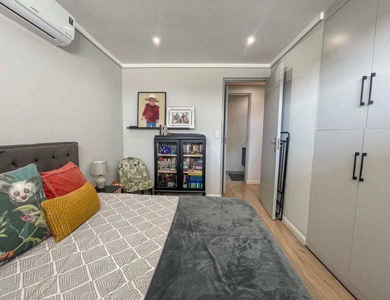 Golf Course View! 2 Bed Apartment with Double Garages