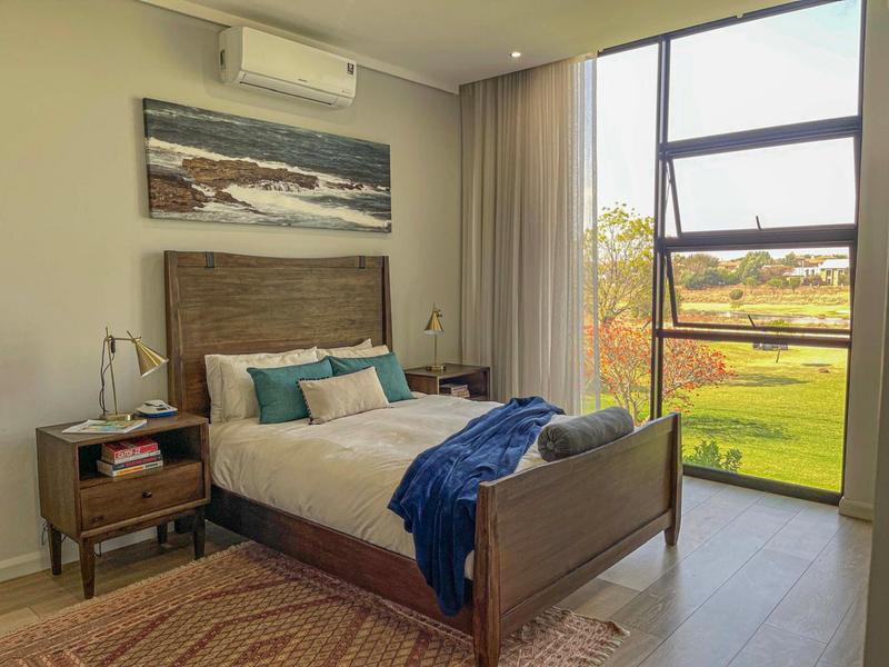 Golf Course View! 2 Bed Apartment with Double Garages