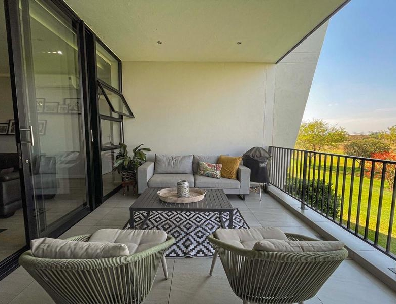 Golf Course View! 2 Bed Apartment with Double Garages