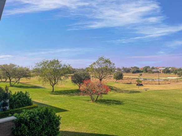 Golf Course View! 2 Bed Apartment with Double Garages