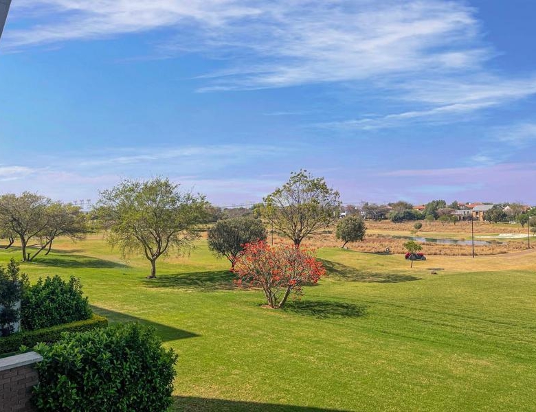 Golf Course View! 2 Bed Apartment with Double Garages