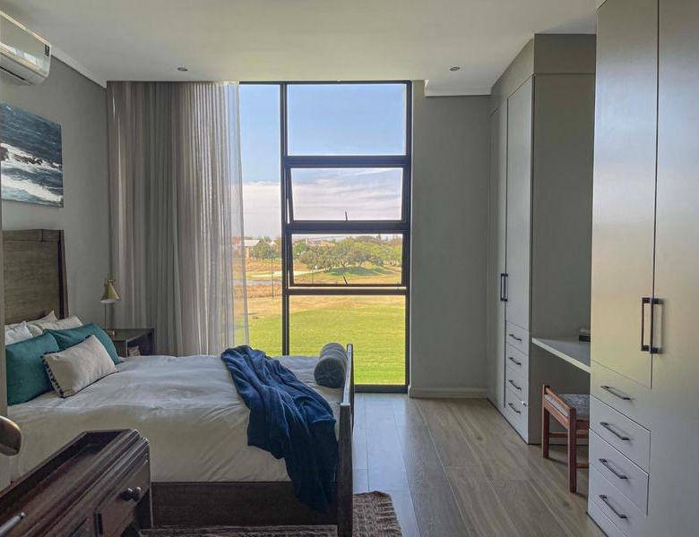 Golf Course View! 2 Bed Apartment with Double Garages