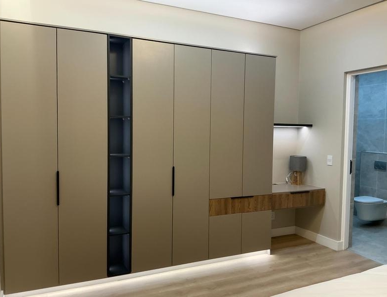 Modern 6 Bedroom Home for sale in Midstream Ridge Estate.
