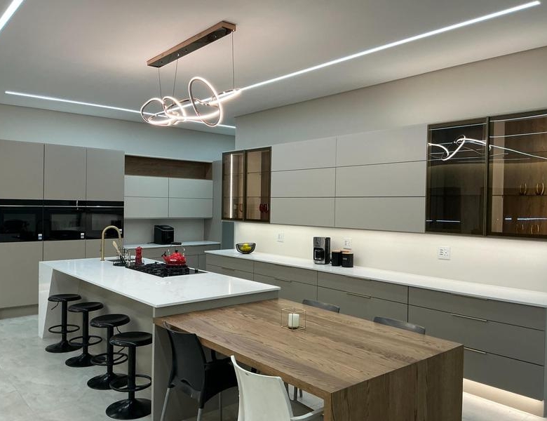 Modern 6 Bedroom Home for sale in Midstream Ridge Estate.